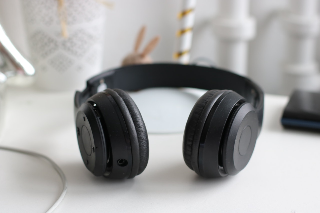 Longevity and loudness constraints on headphone usage